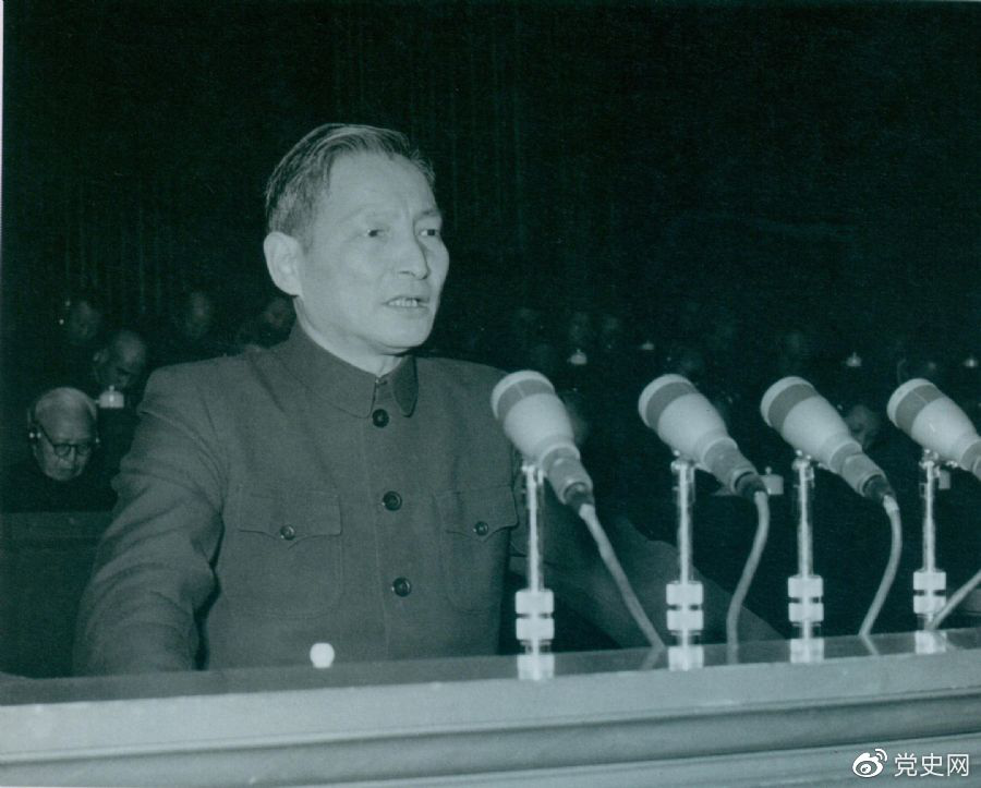 1956年12月，陳云在中華工商業(yè)聯(lián)合會(huì)第二屆會(huì)員代表大會(huì)上作報(bào)告。