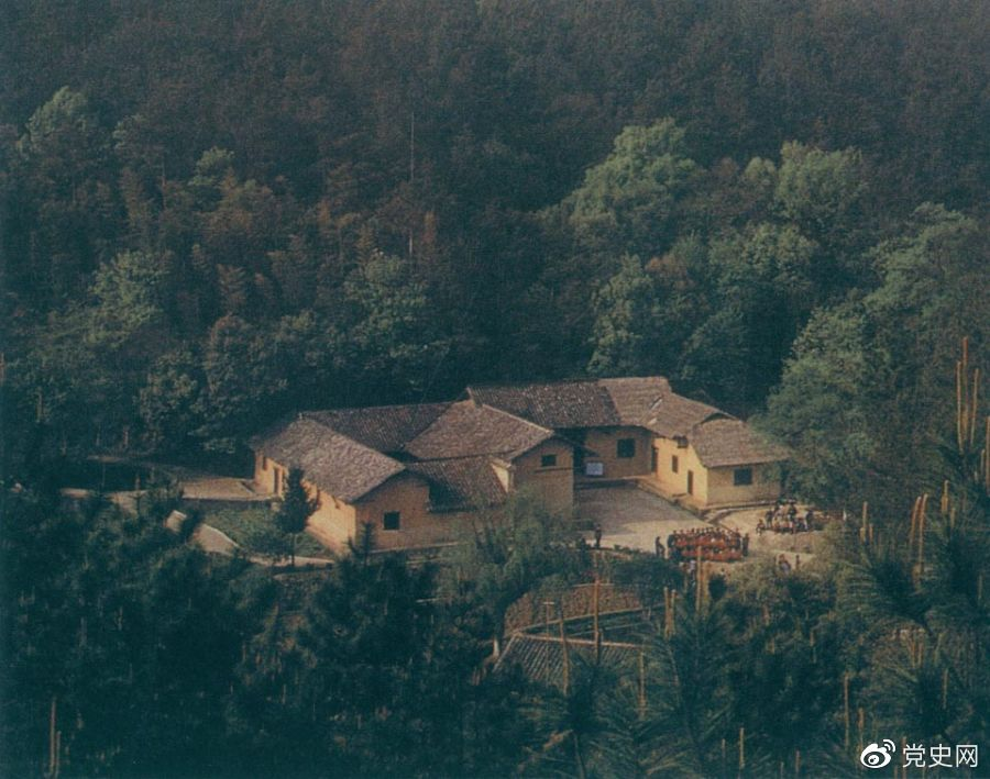 毛澤東故居——湖南省湘潭縣韶山?jīng)_上屋場(chǎng)。1893年12月26日，毛澤東在這里誕生。