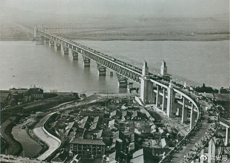 1968年12月29日， 南京長江大橋全面建成通車。這是當(dāng)時中國自行設(shè)計建造的最大的鐵路、公路兩用橋。