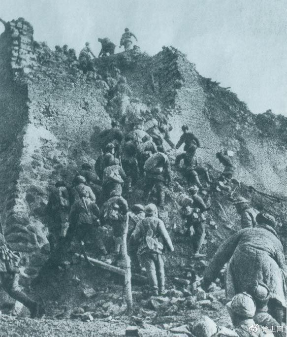 1948年12月，人民解放軍向新保安守?cái)嘲l(fā)起攻擊。這是解放軍戰(zhàn)士登上新保安城頭。 